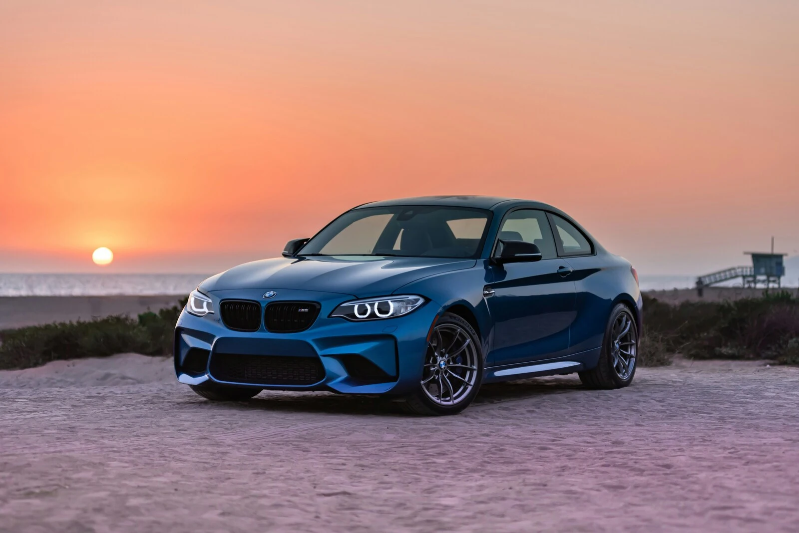 Auto in una spiaggia al tramonto